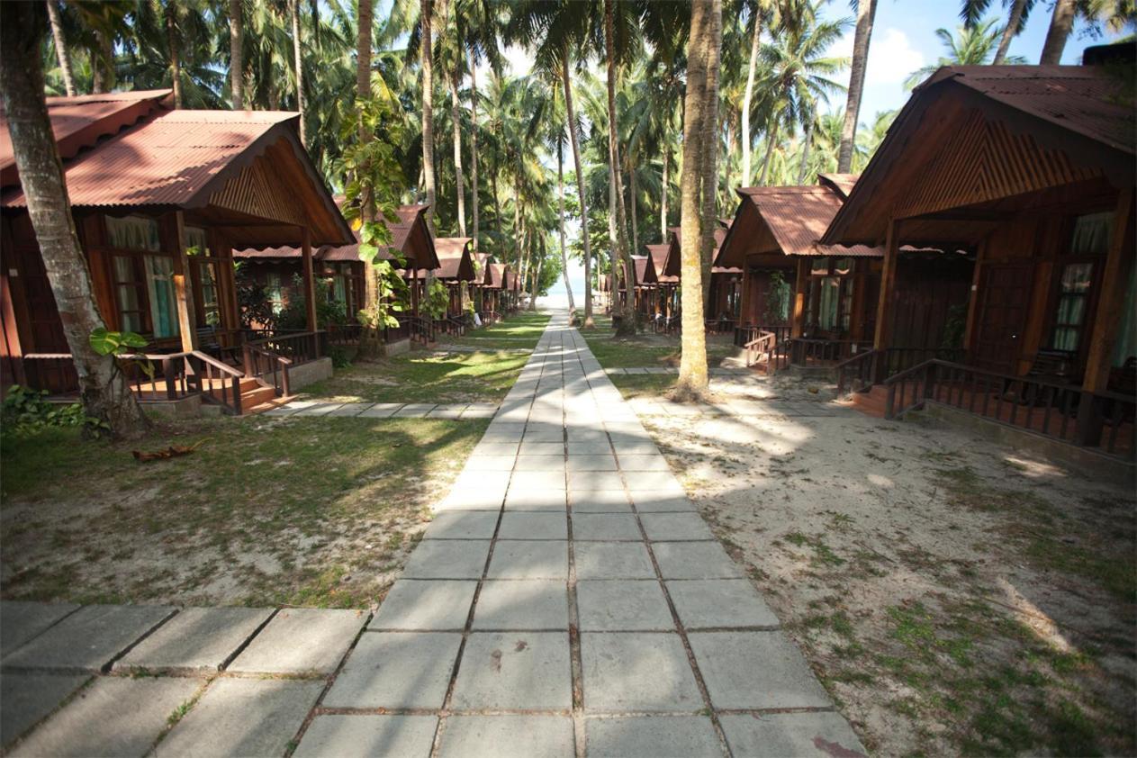 Symphony Palms Beach Resort And Spa Govind Nagar Exteriör bild