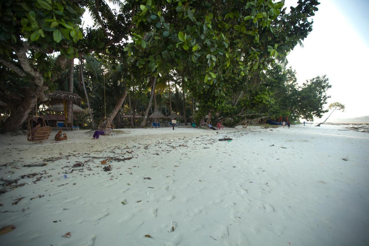 Symphony Palms Beach Resort And Spa Govind Nagar Exteriör bild
