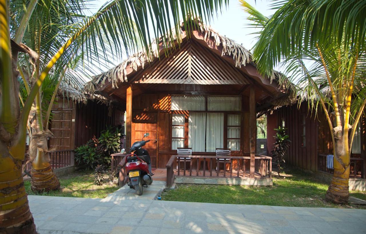Symphony Palms Beach Resort And Spa Govind Nagar Exteriör bild